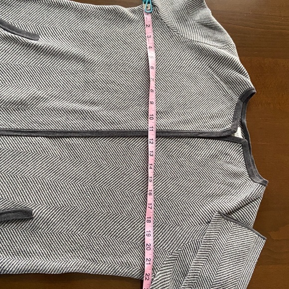 Women's 2-tone grey chevron pattern knit Cardigan, J. Crew size Small - Picture 9 of 10